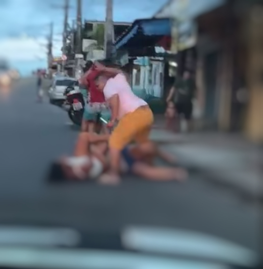 Vídeos: Grávida é espancada por grupo e arrastada pelos cabelos em Manaus