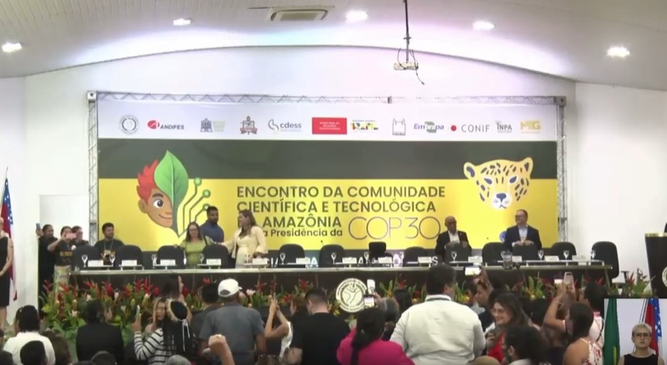 Sinésio Campos é vaiado é vaiado em evento da Ufam