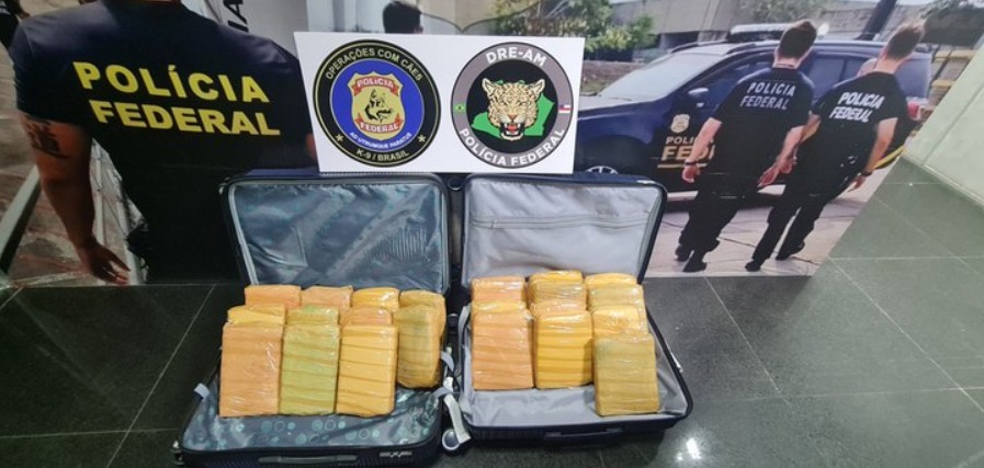 PF desmascara "mulas do tráfico" com malas recheadas de maconha no Eduardo Gomes