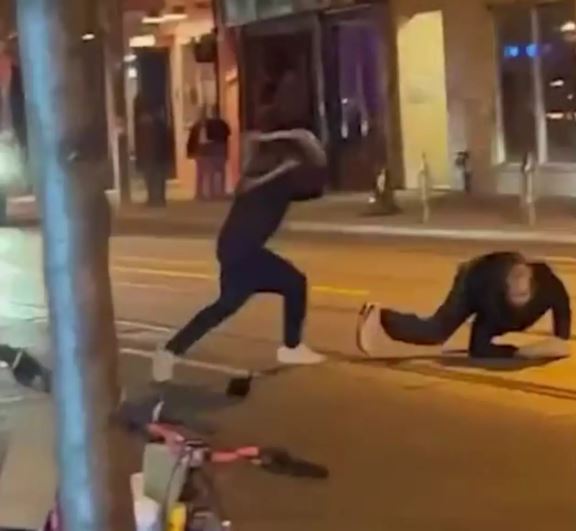 Homem é flagrado usando cobra como 'chicote' para bater em rival