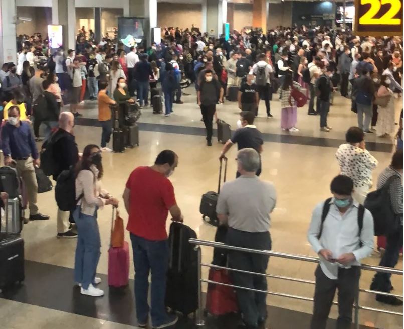 Aeroportos ficam caóticos após pilotos e comissários deflagrarem greve