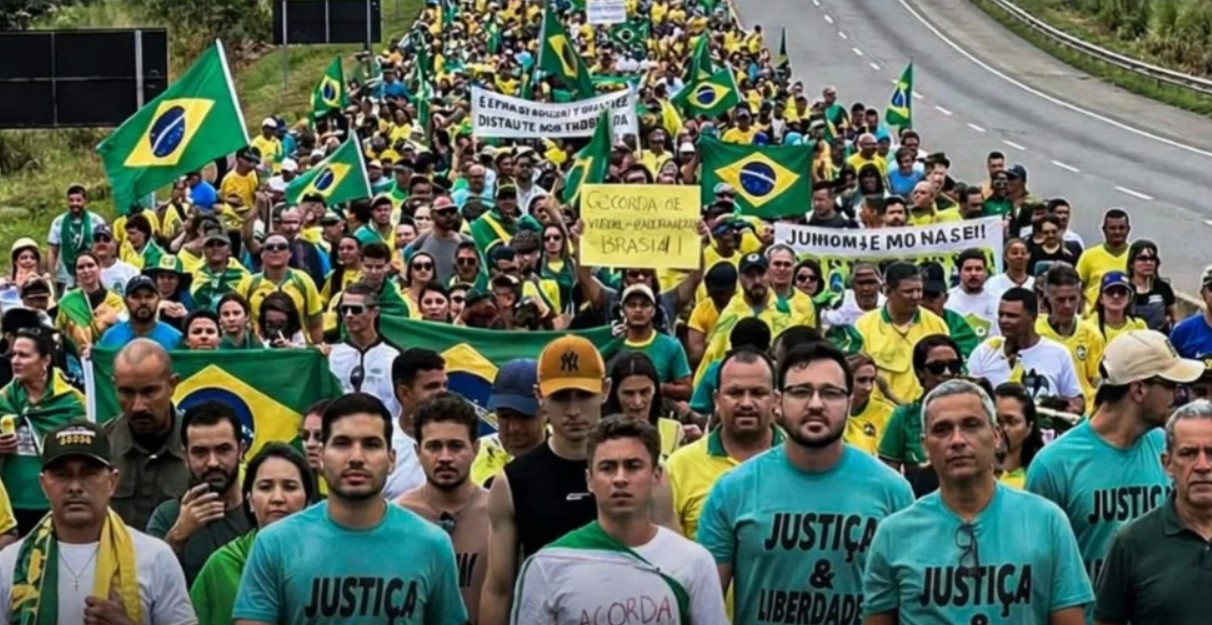 Nikolas Ferreira reforça segurança com colete balístico em marcha para Brasília