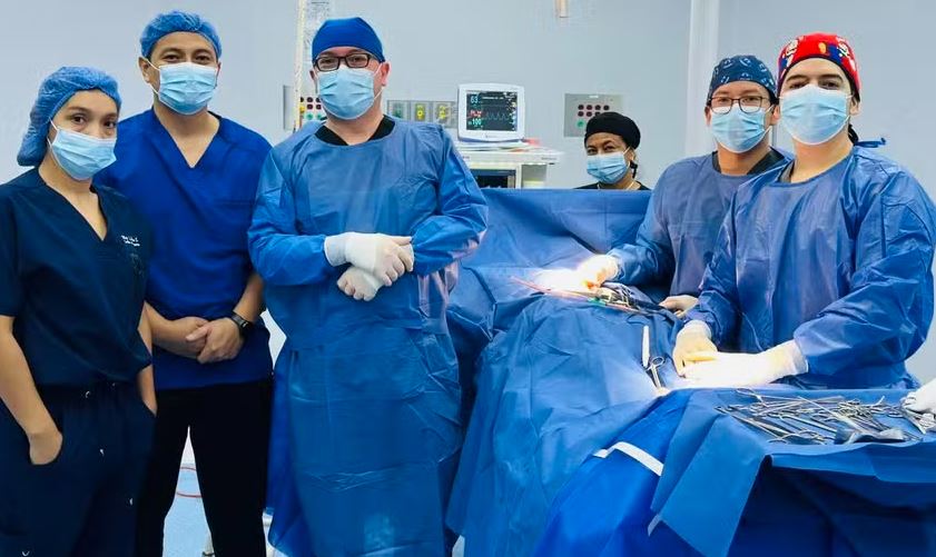 Jovem passa por cirurgia para remover bola de pelo de 1kg do estômago