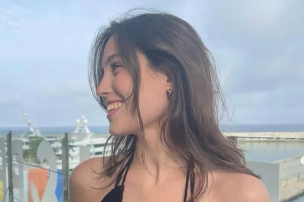 Sem grana, mulher faz clareamento apenas em alguns dentes e mostra resultado 'constrangedor'