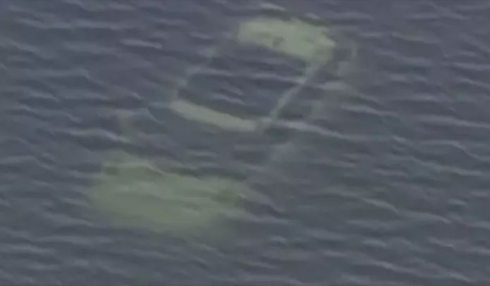 Carro despenca em rio após casal se distrair durante sexo