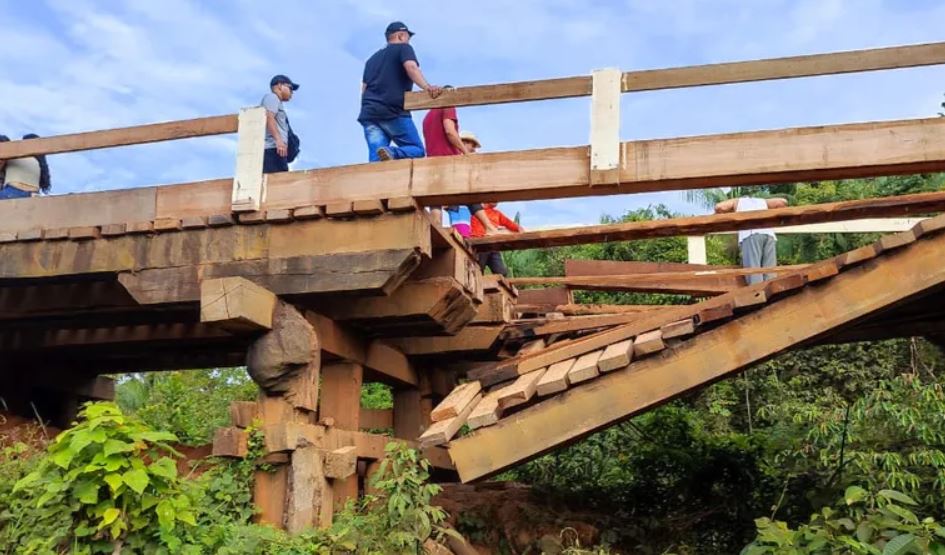 Ponte de madeira amanhece serrada na BR-319 e moradores ficam isolados no Amazonas