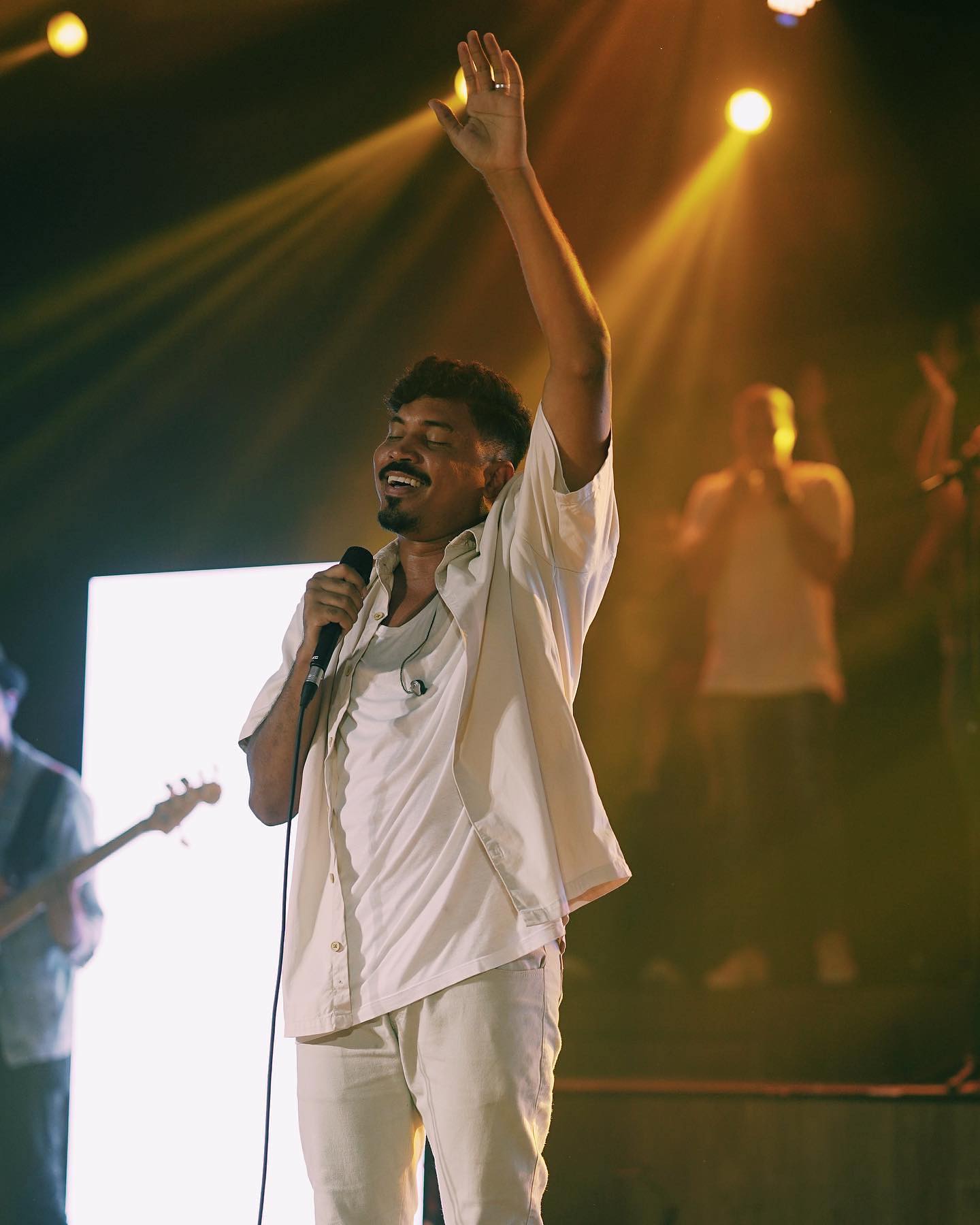 Cantor gospel Jhonas Serra faz show em igreja de Manaus