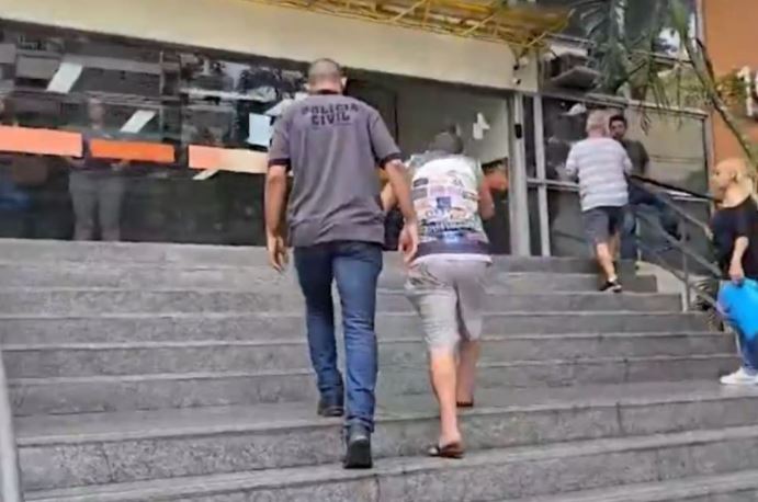 Motorista é preso por matar passageiro após dirigir com ele preso na porta de ônibus