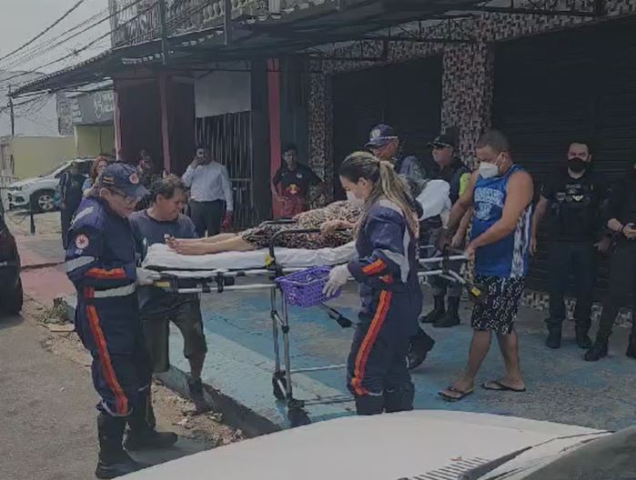 Idosa é resgatada após passar três dias com filho morto dentro de kitnet em Manaus