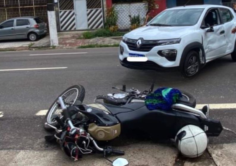 Motociclista vai parar do outro lado da pista ao ser atropelado por carro em Manaus
