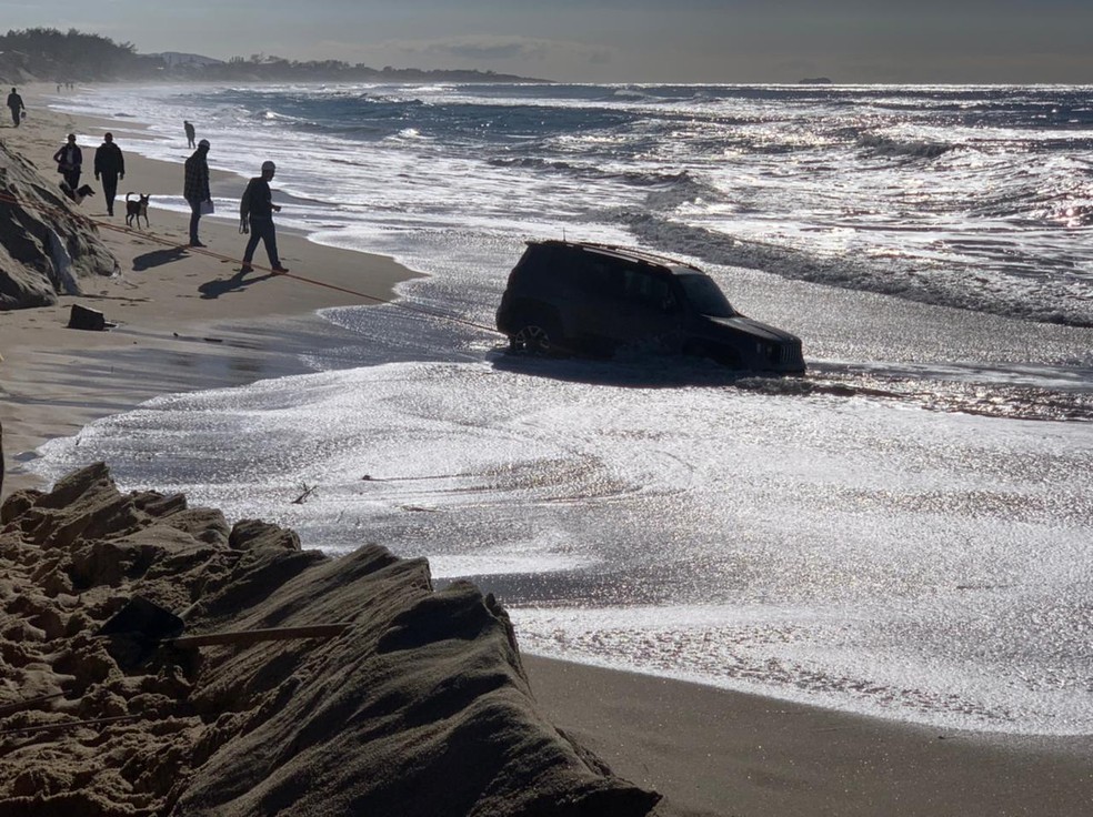 Vídeo: Cadeirante fica com carro atolado após decidir passear em praia