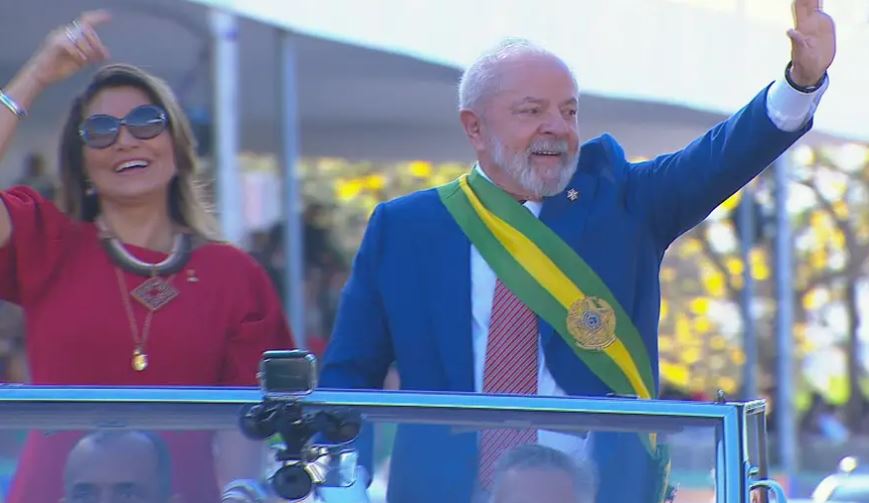 Sob forte esquema de segurança, Lula chega ao desfile de 7 de setembro em carro aberto 