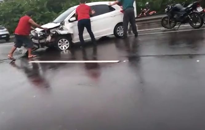 Acidente: Homem é arremessado de moto ao ser atingido por carro em Manaus