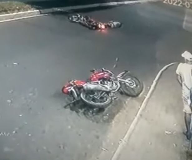 Acidente: Motociclista é arremessado por 10 metros após bater em moto estacionada no Amazonas 