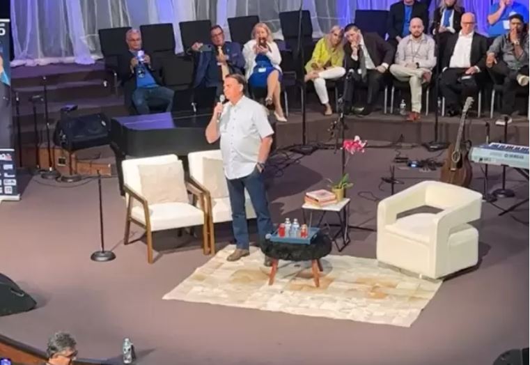 Bolsonaro anuncia retorno ao Brasil e dispara: "Missão não acabou"