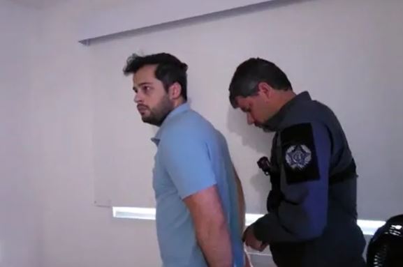 Médico é preso após se filmar estuprando pacientes dopadas durante cirurgia