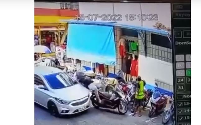 Carro atropela motociclista, flanelinha e invade área de estacionamento em Manaus