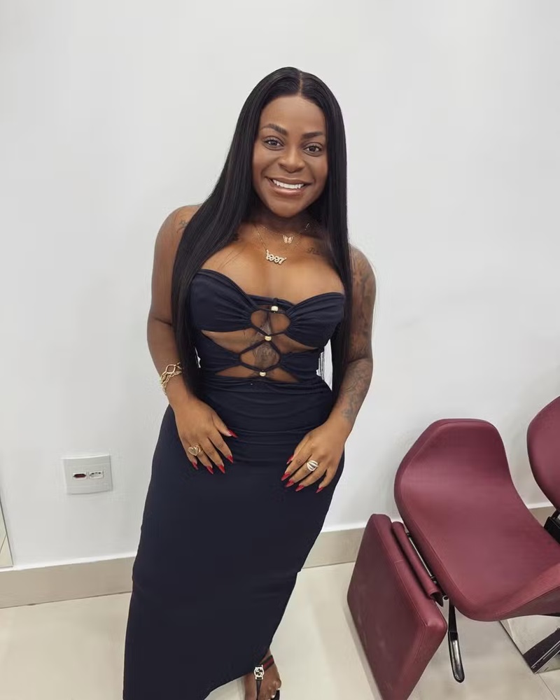 Jojo Todynho mostra cintura fina em vestido coladíssimo após lipoaspiração