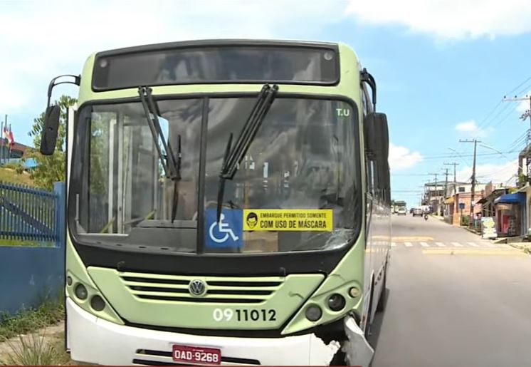 Acidente: Motociclista colide de frente com ônibus ao tentar desviar de lombada em Manaus