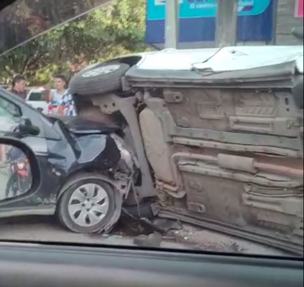 Acidente: Carro capota após ser atingido em cruzamento de avenida em Manaus