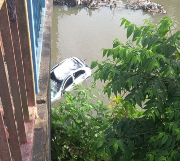 Carro despenca de ponte e vai parar dentro de igarapé em Manaus