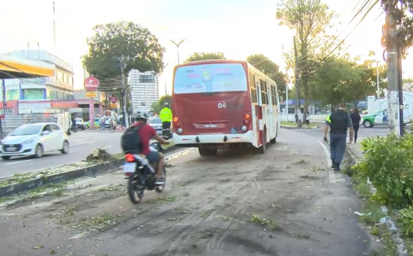 Trânsito na av. André Araújo é liberado após acidente com 3 feridos em Manaus
