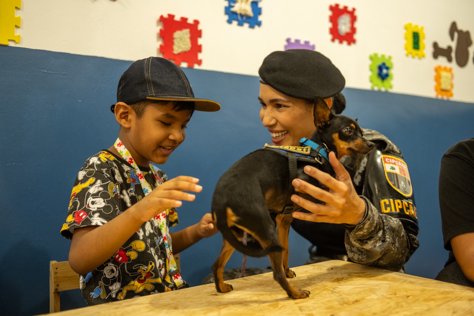Setembro Verde: Menino com deficiência visual vence o medo e interage com cães policiais
