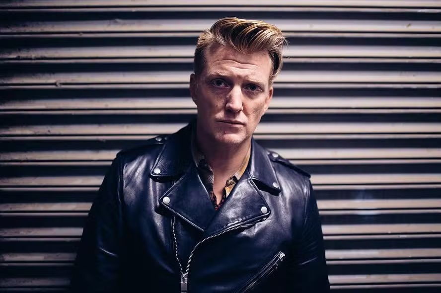 Vocalista do Queens Of The Stone Age passa por cirurgia de emergência e shows são cancelados