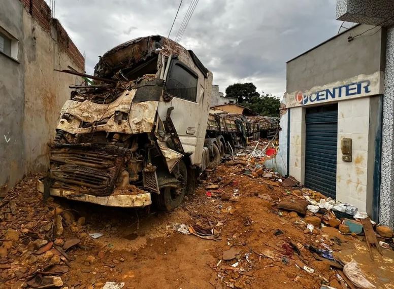 Carreta de cimento invade casa e mata mãe e filha de 6 anos 