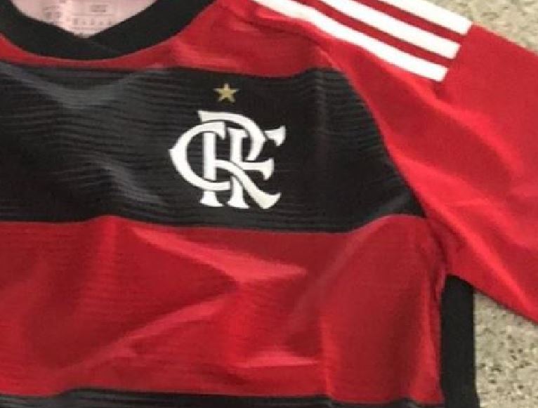 Morador de rua acha cartão de crédito e é preso após comprar blusa do Flamengo