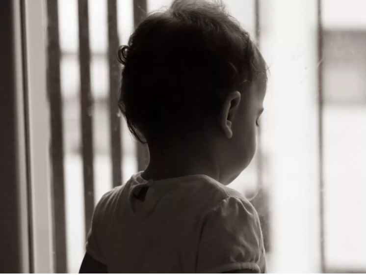 Mãe é presa após deixar filho de 5 anos sozinho em casa em rip-rap de Manaus