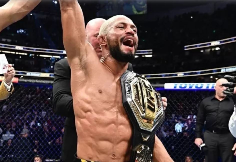 'Deus da Guerra' Deiveson Figueiredo derrota Brandon Moreno e recupera cinturão do UFC