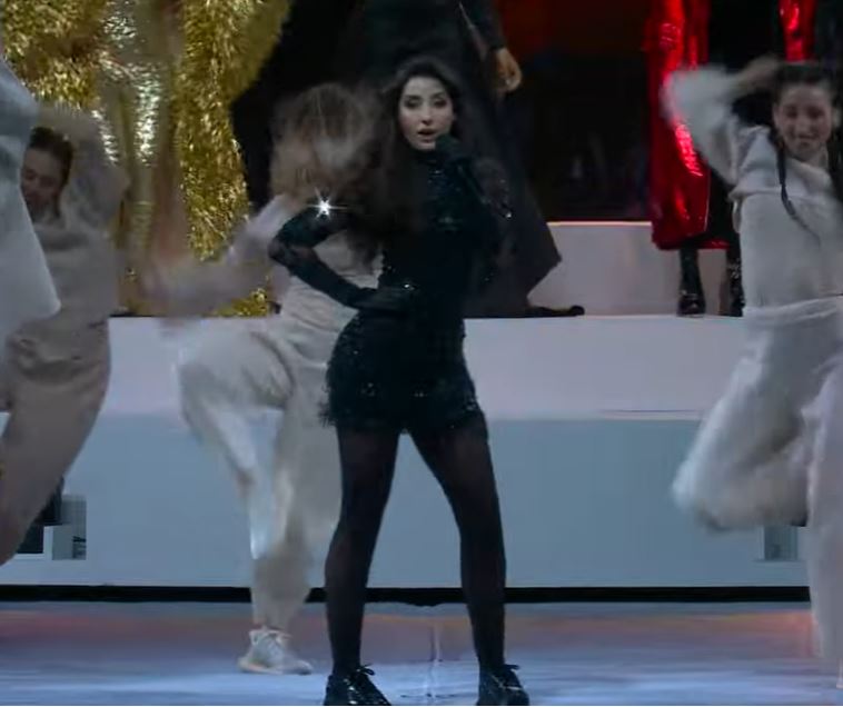 Nora Fatehi surpreende ao surgir de mini vestido em show de encerramento na Copa do Catar