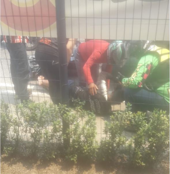 Motociclista fica ferido ao colidir com traseira de caminhão em avenida de Manaus