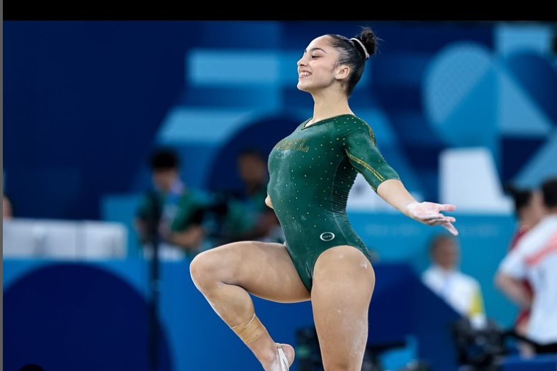 Ex-bbb doa ingresso para família da ginasta Julia na porta do ginásio em Paris