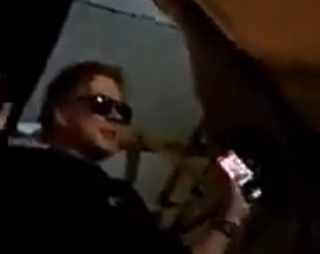 Guns N’ Roses: Axl Rose acena para fãs da varanda de hotel em Manaus