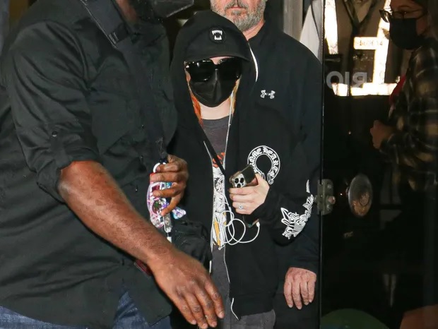 Disfarçada e escoltada, Avril Lavigne desembarca em aeroporto para o Rock in Rio