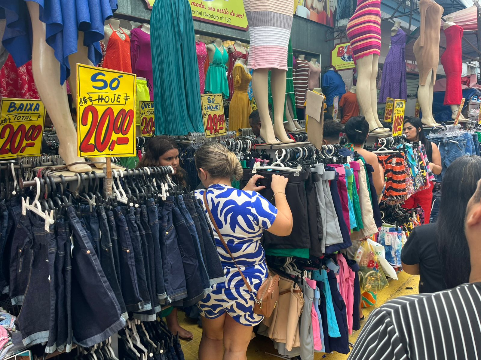 Confira horário de funcionamento do Centro e shoppings no aniversário de Manaus