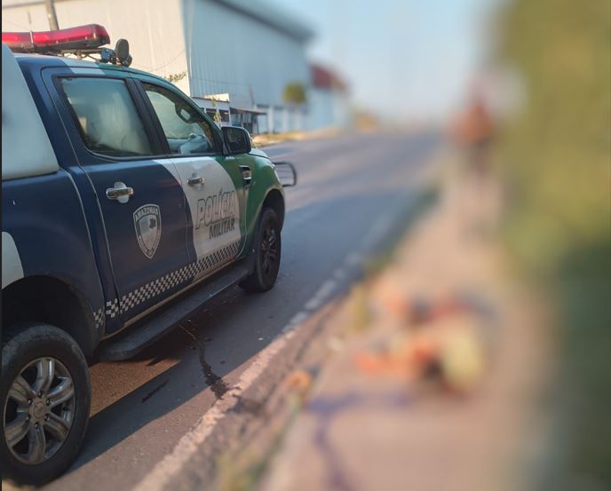 Amarrado e crivado de balas, homem é achado morto em calçada de avenida em Manaus