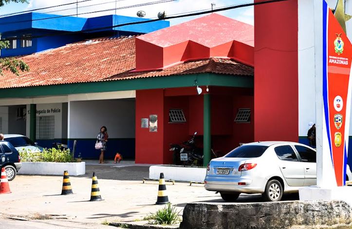 Homens são presos por espancarem esposas por não aceitarem fim de relacionamento em Manaus