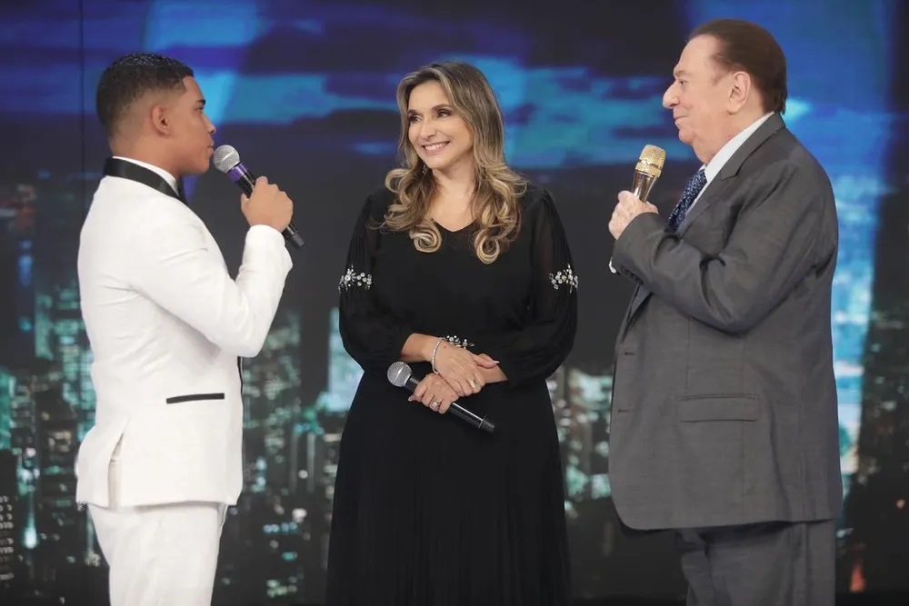 Cantor do Raul Gil cai de moto ao passar mal é internado em estado grave