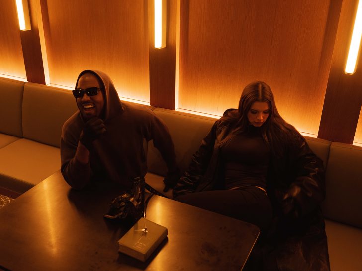 Kanye West expõe romance com atriz após Kim Kardashian viajar com namorado