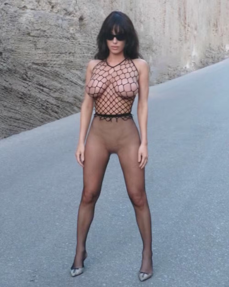 Esposa de Kanye West, Bianca Censori choca ao surgir usando meia-calça sem calcinha