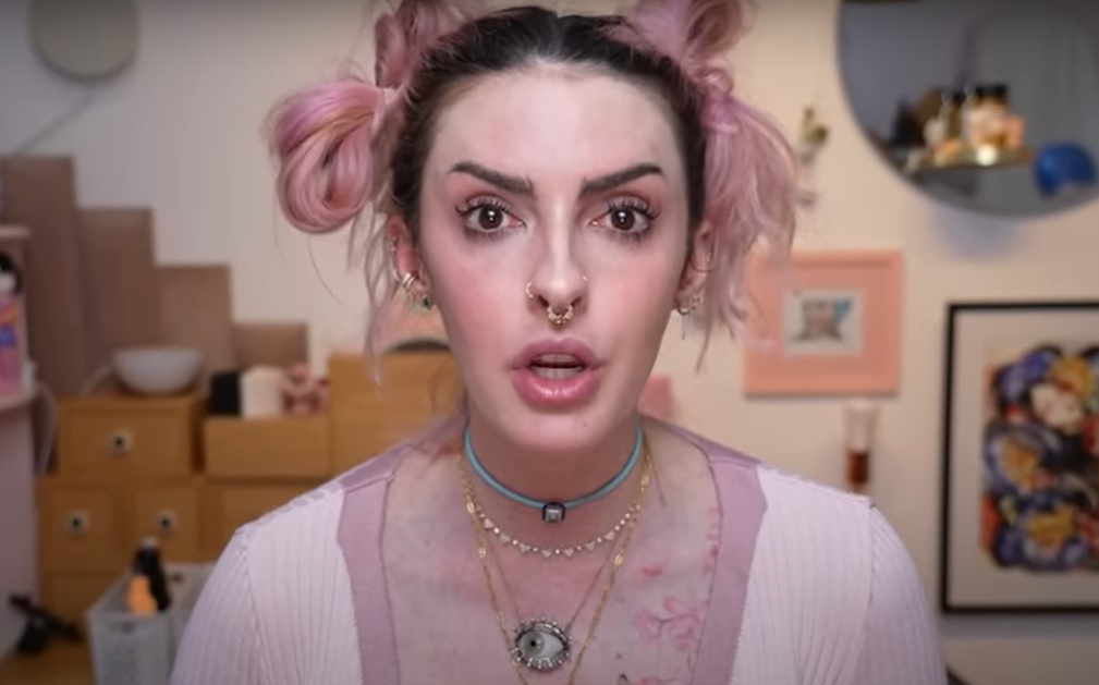 Karen Bacchini descobre ser intersexo ao revirar histórico médico; vídeo