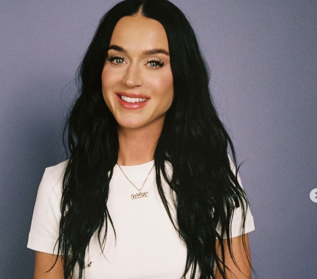 Katy Perry entra de surpresa no "Estrela da Casa"