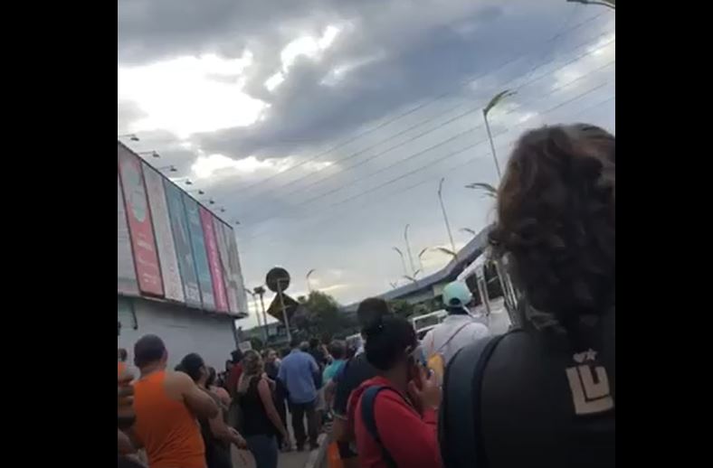 Acidente paralisa avenida e deixa passageiros sem ônibus em Manaus