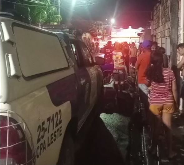 Criminosos invadem casa e crivam jovem de balas na frente da família em Manaus