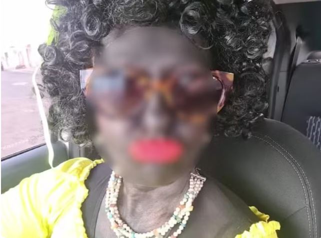 Mulher utiliza 'blackface' em festa e é denunciada por racismo