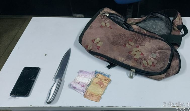 Dupla é presa após assaltar ônibus e ameaçar vítimas com 'peixeira' em Manaus