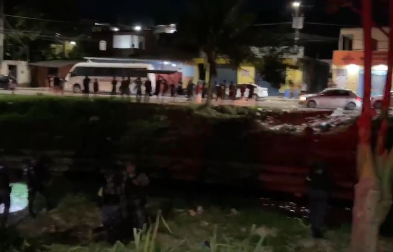 Homem morre após ser espancado e jogado no Igarapé do Passarinho